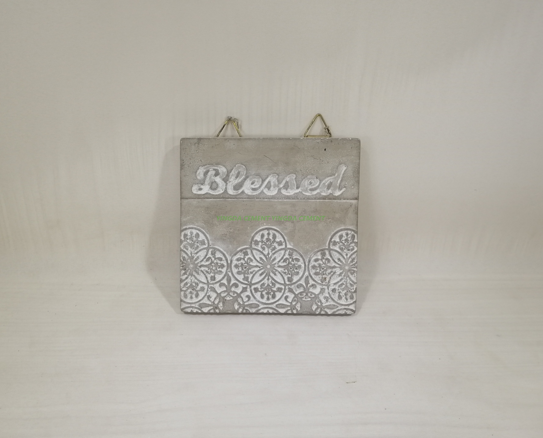 doorplate in cement white color 