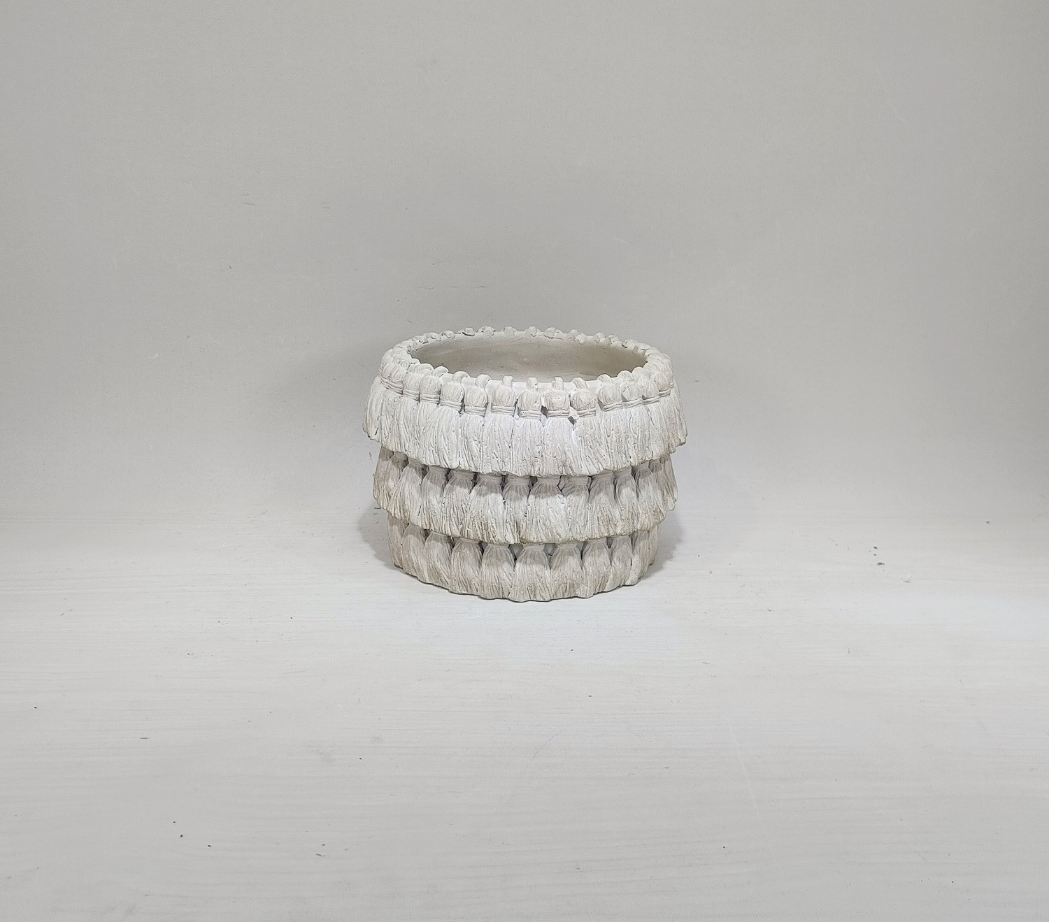 Factory direct selling customizable size white garden pots matte cement flower planters pot for wedding