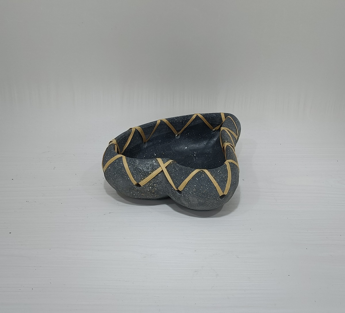 High quality nordic design heart shape indoor outdoor decoration black matte cement dish plate for home decor