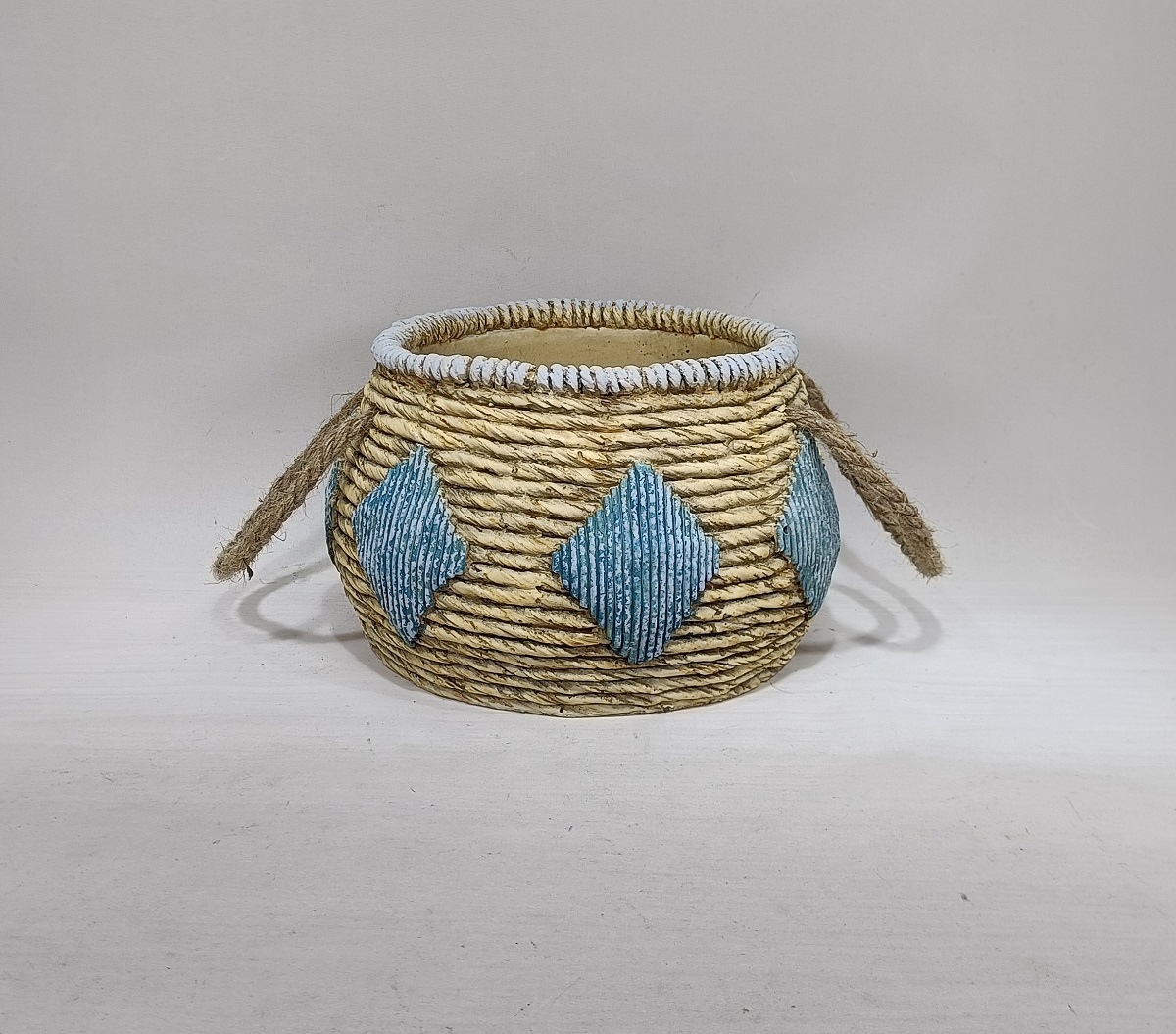 Modern novelty balcony decoration pot cement flower pot round hanging planter pots with jute handle