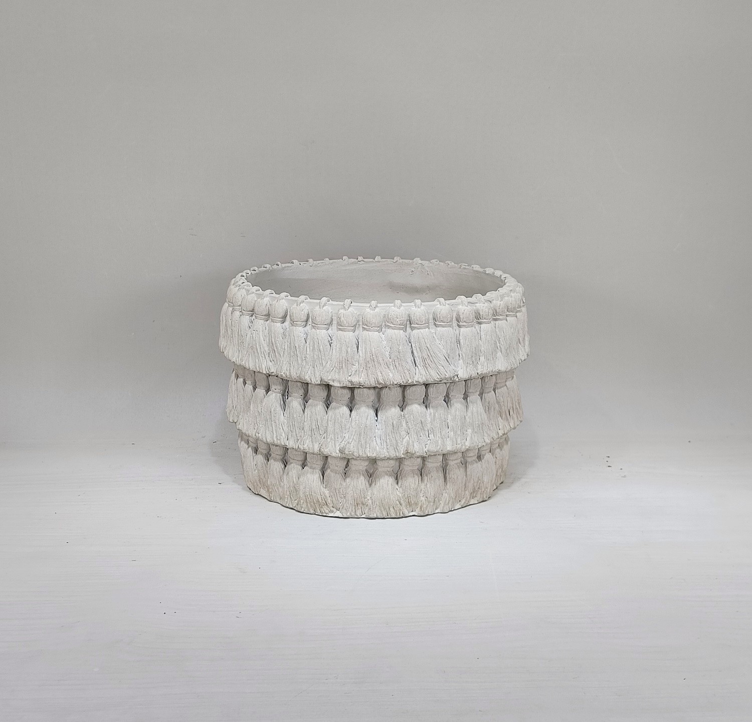 Factory direct selling customizable size white garden pots matte cement flower planters pot for wedding